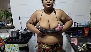 चब्बी स्टेपमॉम बड़े चूचों वाली पार्टी से चुपके स्टेपसन किचन पाउंडिंग 🍑💦