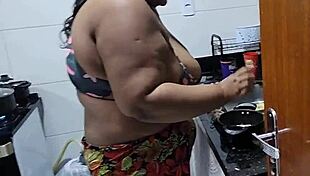 चब्बी स्टेपमॉम बड़े चूचों वाली पार्टी से चुपके स्टेपसन किचन पाउंडिंग 🍑💦