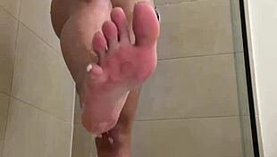 Squirting with princess Yaya in steamy shower feels so intense