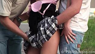 वाह छोटी हॉट गर्ल दो मोटे लंडों से पब्लिक स्ट्रीट पर पेली