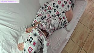 Cheguei e peguei MADRASTA gostosa no sofá FODENDO a rabuda DELÍCIA?