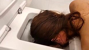 जुरेका डेल मार्स टॉयलेट रंडी की गांड फिस्टिंग से फाड़ी दूध उछाल