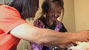 जापानी रंडी को क्लिट वाइब्रेटर रगड़कर पागल किया फिर विशाल लंड पर वाइल्ड सवारी