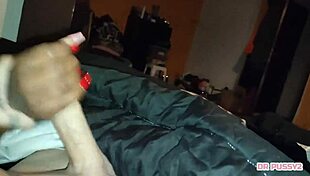 fui ver netflix com meu meio-irmão pedi massagem na mão e olha o pau enorme dele na minha mãozinha