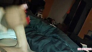 fui ver netflix com meu meio-irmão pedi massagem na mão e olha o pau enorme dele na minha mãozinha