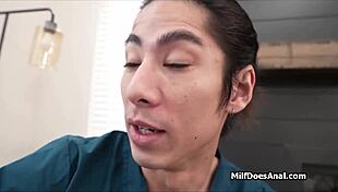 इस मिल्फ की गांड को इंटेंस मेड एग्जाम फिंगरिंग से तैयार करो!