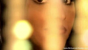 oh man... exotic indian princess dances nude teasing sensual hips!!