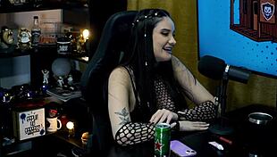 विक्टोरिया कैमार्गो सेंसुअल कपड़े उतार रुअन आग लगे आउटडोर पॉडकास्ट में