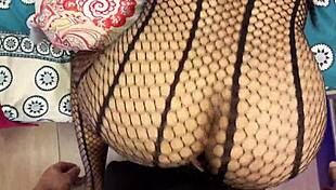 Whoa, catching my stepmom watching porn on bed and making her suck cock to cool her heat!